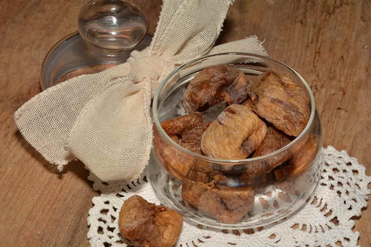  Dried Figs in Turkey; Sundried Summer Fruits 2 Types Yellow Black Contain Iron 